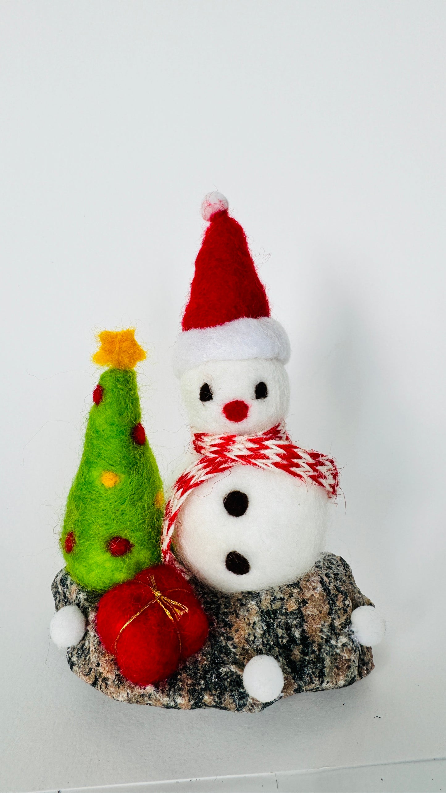 Handgjord ullsnögubbe med paket och julgran