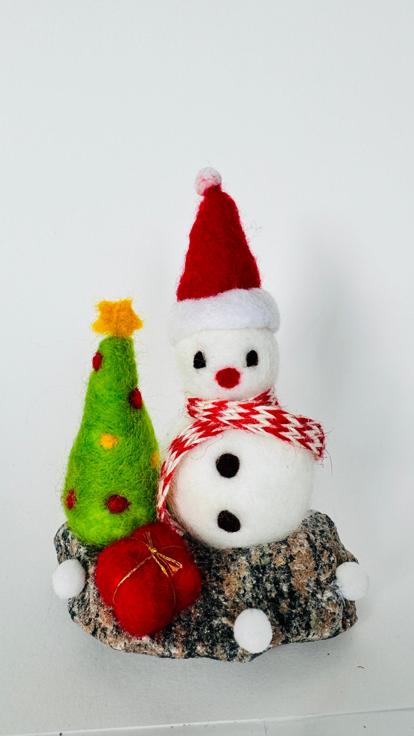 Handgjord ullsnögubbe med paket och julgran